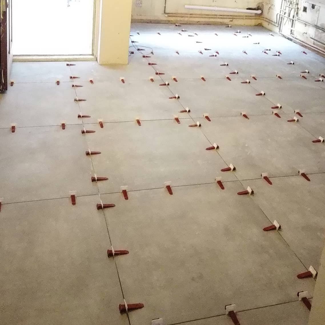 Large format floor tiling levelling system