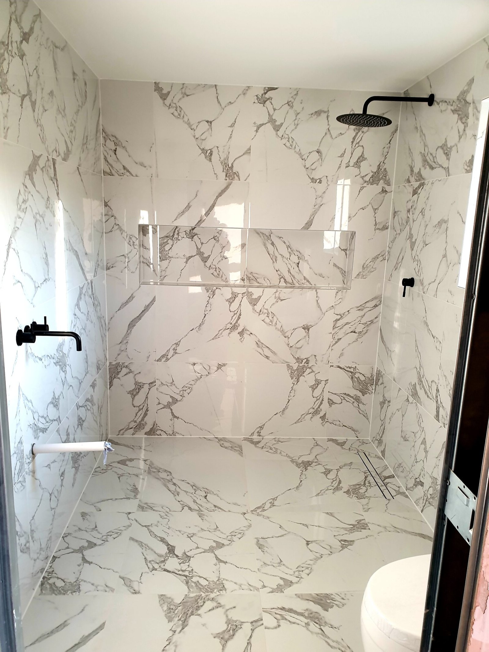 Large format porcelain tiling